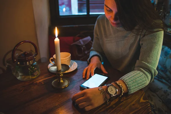 Wanita Yang Duduk Kafe Minum Teh Dan Berselancar Melalui Smartphone — Stok Foto