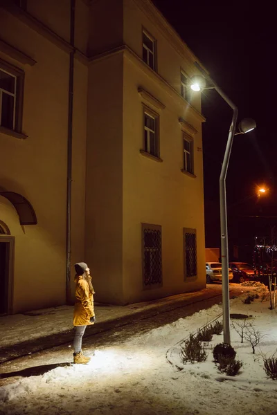 Mujer Adulta Joven Mirando Luz Calle Ciudad Noche Invierno Estilo — Foto de Stock