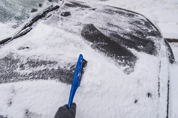 Man Med Scrapper Rengöring Bilen Snö Snöstorm — Stockfoto