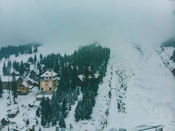 Εναέρια Άποψη Του Μικρού Χωριού Στην Χιονισμένη Οροσειρά Νεφελώδης Καιρός — Φωτογραφία Αρχείου