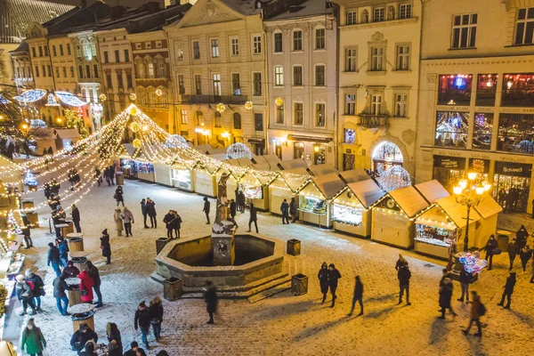 Lviv, Ukrayna - 15 Aralık 2018: havadan görünümü üzerinde kare eski Avrupa şehri festivalinde Noel. kış tatili