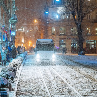 Lviv, Ukrayna - 3 Şubat 2018: eski Avrupa şehir merkezinde kar fırtınasında. kar yağışı