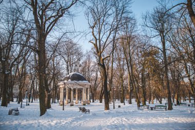 kar kış park Avrupa şehrin görünümünü. parlak gün