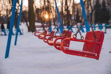 Çocuk on sunset Şehir Parkı içinde sallanır. kimse