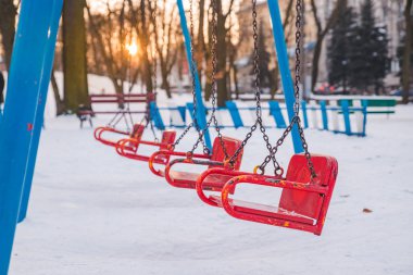 Çocuk on sunset Şehir Parkı içinde sallanır. kimse