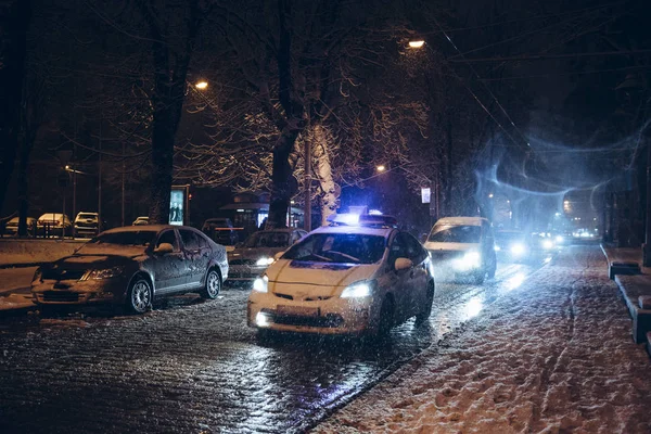 Polis Arabası City Road Trafikte Sokak Kar Yağdı Bekçi — Stok fotoğraf