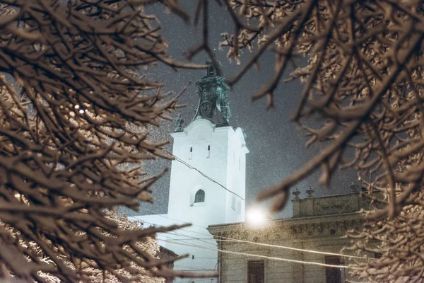 Выделена Церковная Башня Ночью Зимний Снежный Шторм Город — стоковое фото