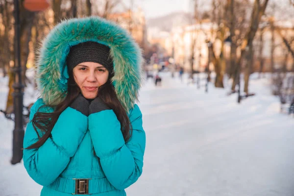 코트에서에서 여자의 초상화입니다 겨울입니다 — 스톡 사진