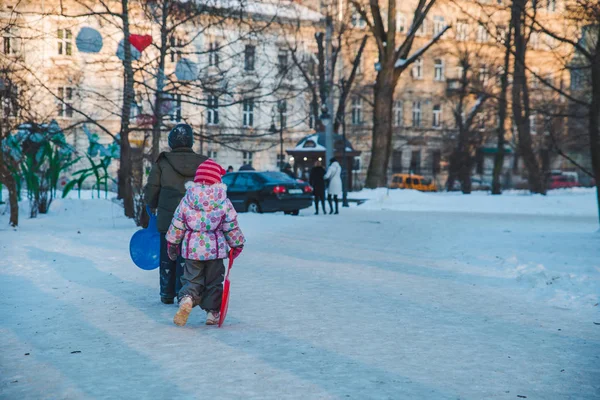 Dos Niños Pequeños Jugando Parque Invierno Ciudad Con Trineos Infancia — Foto de Stock