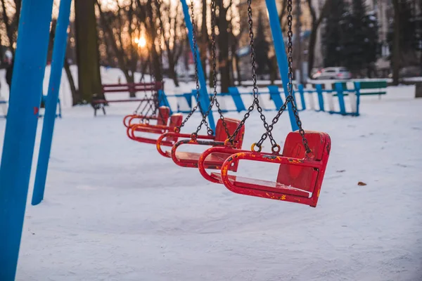 Kind Schaukelt Bei Sonnenuntergang Stadtpark Niemand — Stockfoto