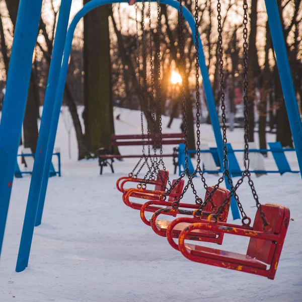 Kind Schaukelt Bei Sonnenuntergang Stadtpark Niemand — Stockfoto