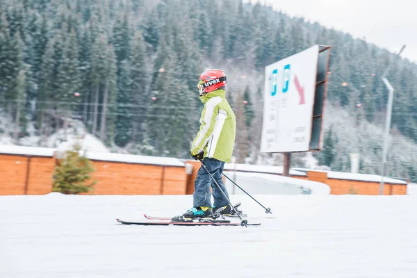 Bukovel Ucrânia Dezembro 2018 Pessoas Esquiando Férias Inverno Actividade Desportiva — Fotografia de Stock