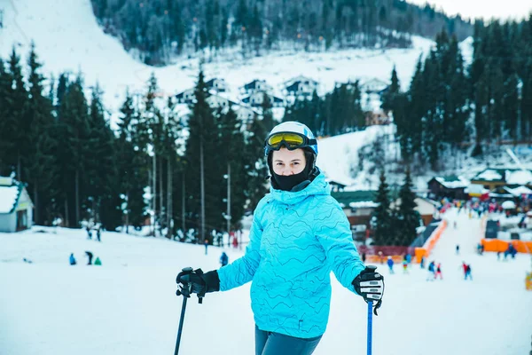 Giovane Donna Adulta Sciare Attività Sportiva Invernale Copia Spazio — Foto Stock