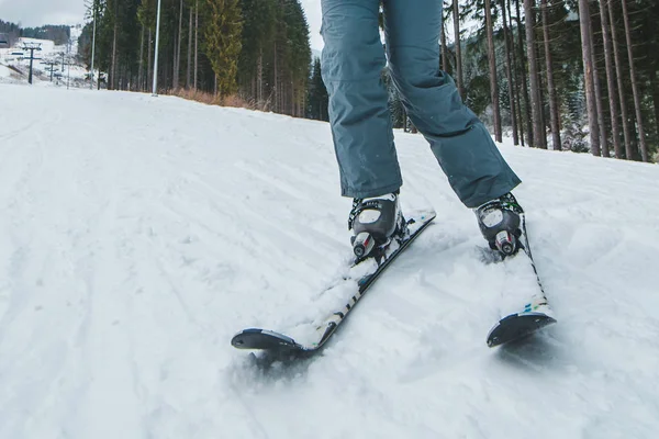 女人的腿滑雪关闭 下雪的山在背景与电梯 冬季活动 — 图库照片
