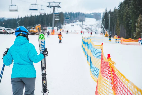 Bukovel Ukraine Dezembro 2018 Mulher Caminha Com Equipamento Esqui Conceito — Fotografia de Stock