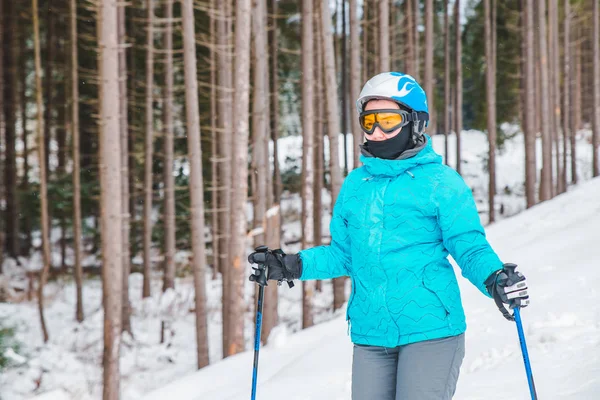 若い成人女性のスキーします 白い雪が降った丘の背景にリフト 冬のスポーツ活動 — ストック写真