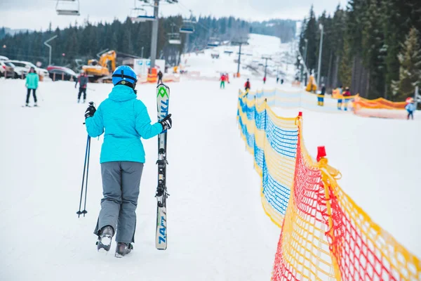 Bukovel Ukraine Dezembro 2018 Mulher Caminha Com Equipamento Esqui Conceito — Fotografia de Stock