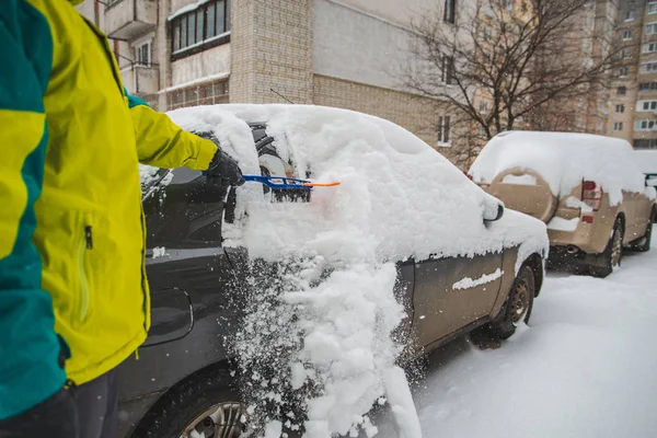 Człowiek Czyszczenie Jego Samochód Burzy Śnieżnej Czas Zimowy — Zdjęcie stockowe