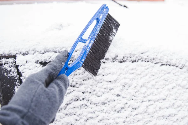 Людина Брухтом Очищає Машину Від Снігу Сніговий Шторм — стокове фото