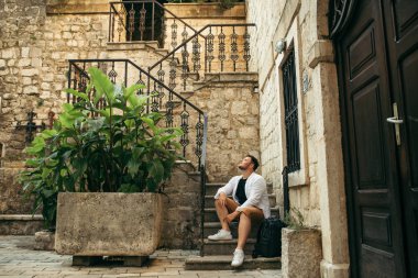 tarafından sıkı kotor sokaklarda yürüyen adam. yaz tatili