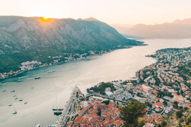 Sunset'teki havadan görünümü kotor şehir. Yaz saati tatil