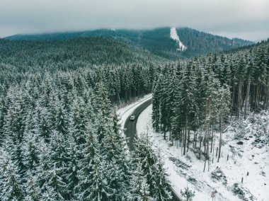 güzel manzarasına kar yağdı Otoban dağlar yol gezisinde. bakış açısı