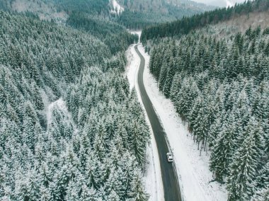 güzel manzarasına kar yağdı Otoban dağlar yol gezisinde. bakış açısı
