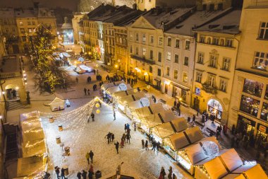 Lviv, Ukrayna - 15 Aralık 2018: havadan görünümü üzerinde kare eski Avrupa şehri festivalinde Noel. kış tatili