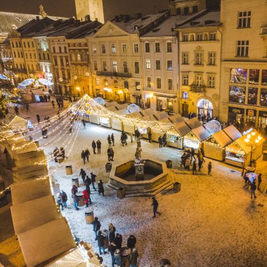 Lviv, Ukrayna - 15 Aralık 2018: havadan görünümü üzerinde kare eski Avrupa şehri festivalinde Noel. kış tatili
