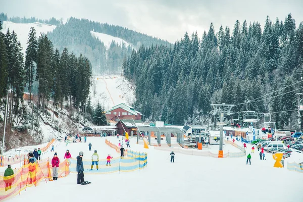 Bukovel Ucrânia Dezembro 2018 Pessoas Esquiando Uma Colina Nevada Actividade — Fotografia de Stock
