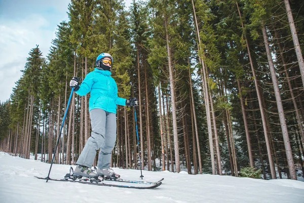 Jonge Volwassen Vrouw Skiën Winter Sport Activiteit Kopie Ruimte — Stockfoto