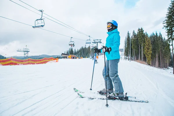 Joven Mujer Adulta Esquiando Colina Nevada Blanca Con Ascensor Fondo — Foto de Stock