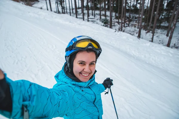 Jovem Mulher Bonita Fazendo Selfie Enquanto Esquiava Esporte Atividade Inverno — Fotografia de Stock