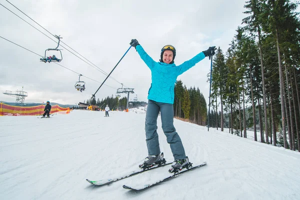 geniş melek resmi Kayak gülümseyen Genç Yetişkin kadın. arka plan üzerinde Asansör
