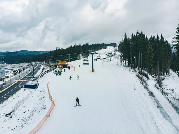 乌克兰布科维尔 2018年12月9日 人们滑雪和滑雪板下山 冬季活动 旅游理念 — 图库照片