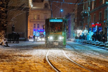 Lviv, Ukrayna - 3 Şubat 2018 - toplu taşıma. kar fırtınası içinde Avrupa şehir merkezinde tramvay. kış saati