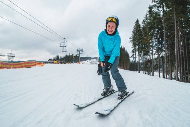 geniş melek resmi Kayak gülümseyen Genç Yetişkin kadın. arka plan üzerinde Asansör
