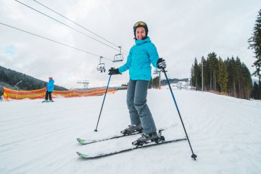 geniş melek resmi Kayak gülümseyen Genç Yetişkin kadın. arka plan üzerinde Asansör