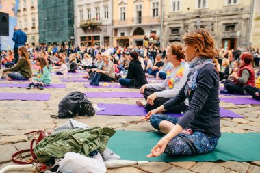 Lviv, Ukrayna - 29 Haziran 2018: lviv yoga gün şehir merkezinde. insanların pratik yoga şehir sokak.
