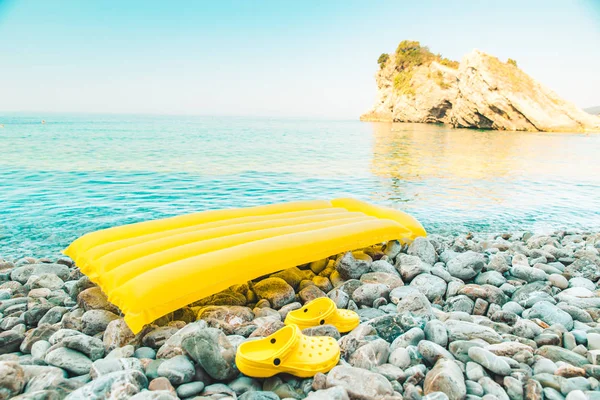 Aufblasbare Gelbe Matratzenschuhe Für Felsen Meeresstrand Sommerferienkonzept — Stockfoto