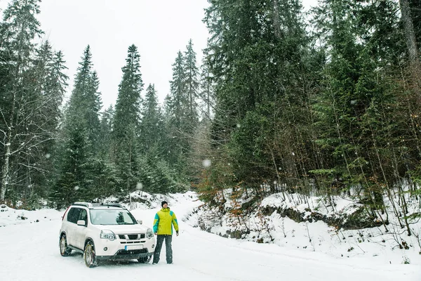 Άνθρωπος Στέκεται Μπροστά Suv Ζάντες Αυτοκινήτων Αλυσίδες Χιονισμένη Δάσος Ταξίδι — Φωτογραφία Αρχείου