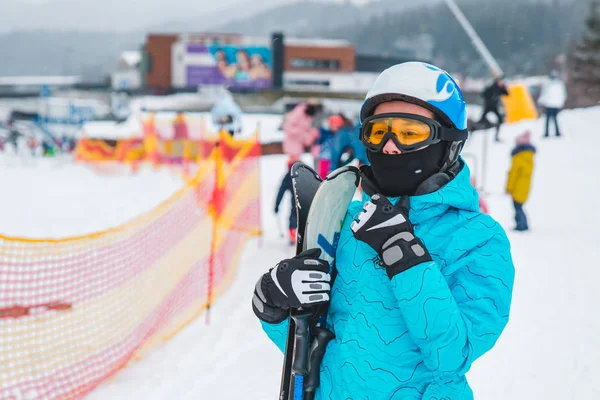 Młoda Kobieta Dorosłych Sport Ski Nosić Kask Okularów Ośrodek Narciarski — Zdjęcie stockowe