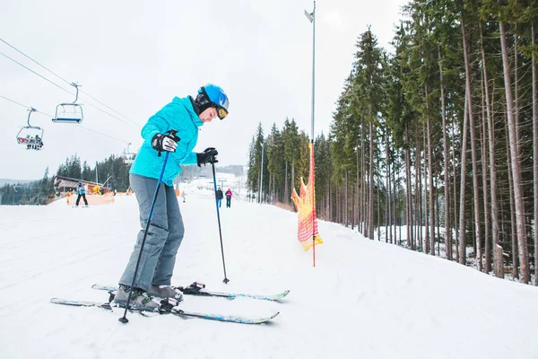 Jovem Mulher Adulta Esquiando Branco Nevou Colina Com Elevador Fundo — Fotografia de Stock