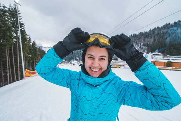 Προσωπογραφία Νεαρής Γυναίκας Χαμογελαστά Για Εξοπλισμό Σκι Χειμερινή Αθλητική Δραστηριότητα — Φωτογραφία Αρχείου