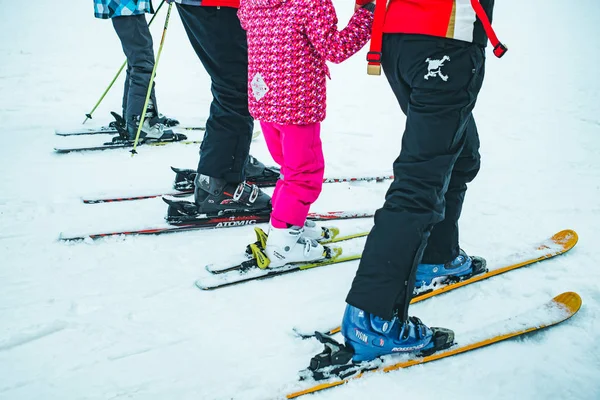 Bukovel Ucrania Diciembre 2018 Las Piernas Los Esquiadores Cierran Vacaciones —  Fotos de Stock