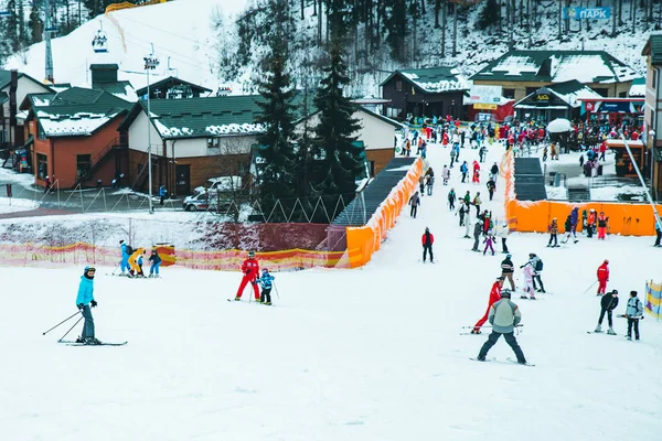 Bukovel Ukrajna December 2018 Ban Síelés Behavazott Hill Emberek Téli — Stock Fotó