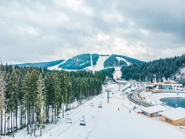Bukovel Ukraine Dezember 2018 Ski Und Snowboardfahrer Bergab Winteraktivität Reisekonzept — Stockfoto