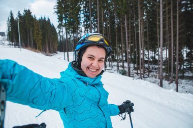 Genç kadın selfie kayak yaparken yapmak güzel. Spor Kış etkinliği