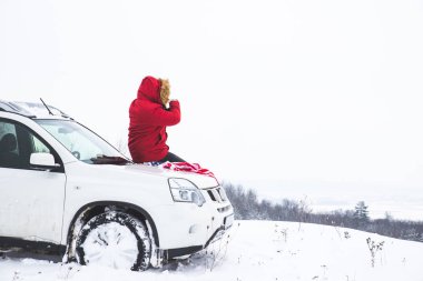 ABD bayrağı ile suv araba örtünün üzerinde oturan adam. araba seyahat kavramı. yaşam tarzı