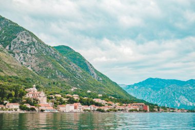 Görünüm Karadağ Körfezi manzara. Hava bulutlu. deniz Dağları ile